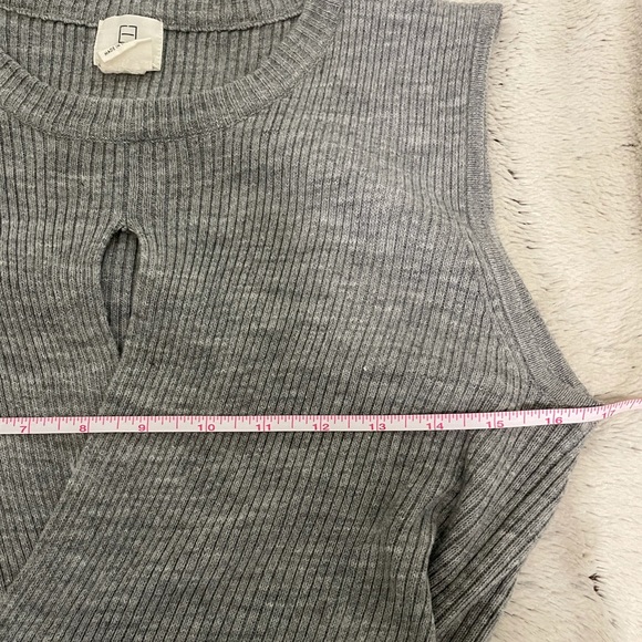 Grey knit sleeveless tunic - Picture 10 of 12